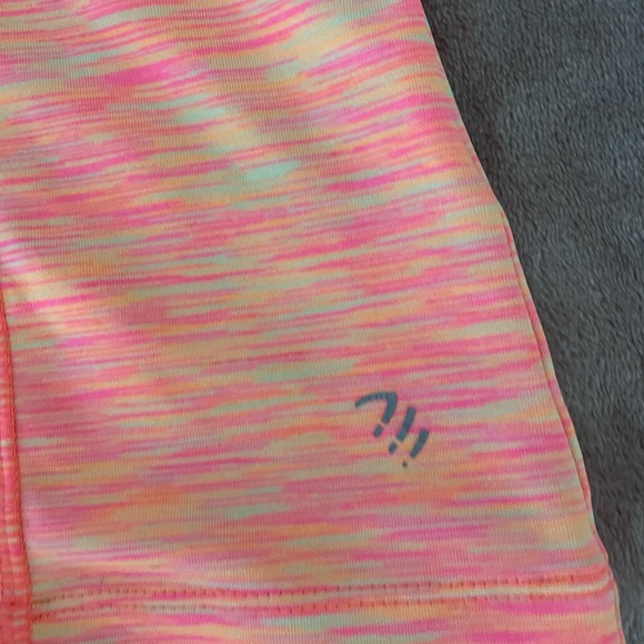 Beautiful athletic top. Excellent condition. - Picture 8 of 15